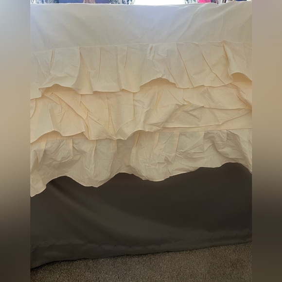 Off white ruffle bedding - Picture 3 of 3